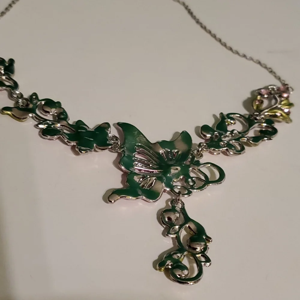 Fashion Butterfly 🦋 Silverton and Rhinestone necklace